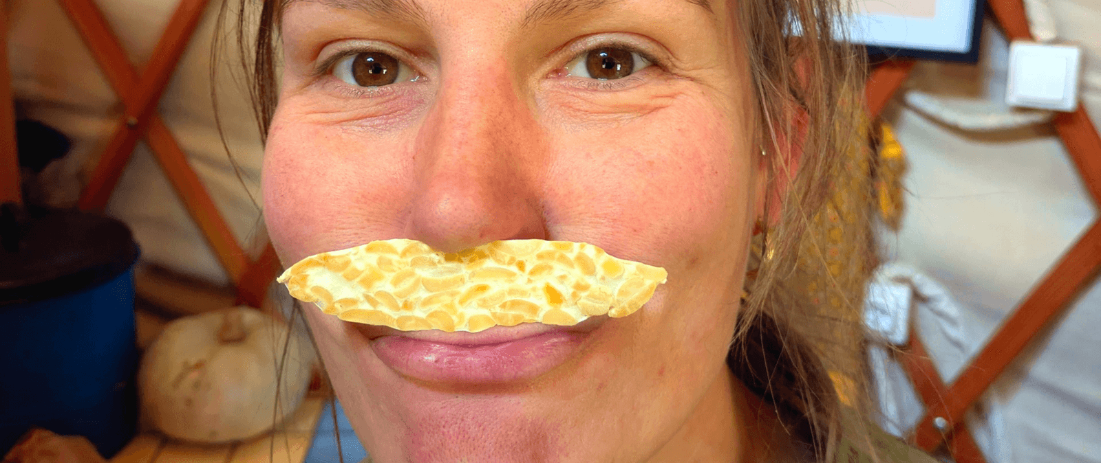 Anouk avec un tempeh frais en moustache, ambiance atelier